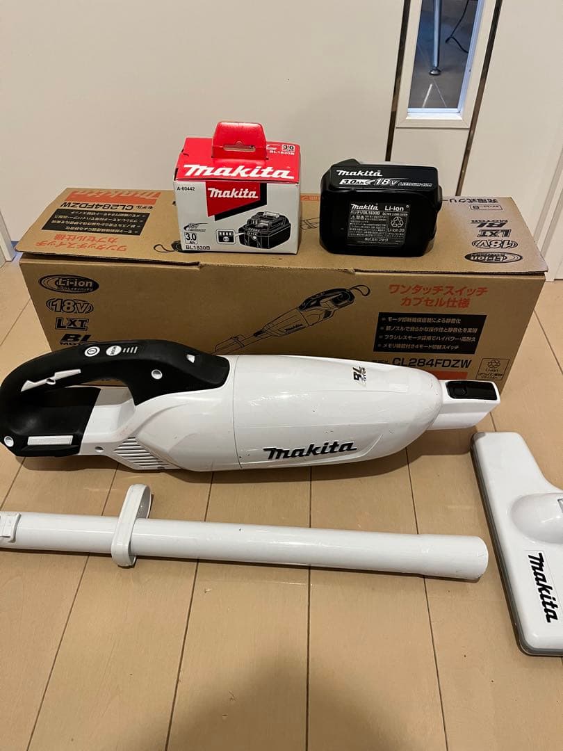 Makita 充電式クリーナー CL284FD 18Vバッテリー付き マキタ（makita） ☆マキタ 18V充電式クリーナー 新品 ☆CL284 (白