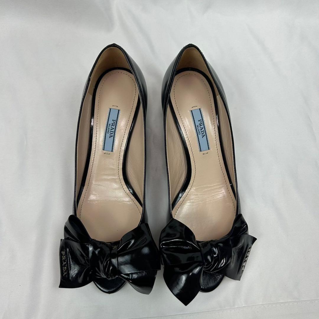 K784 美品 23.5cm プラダ ロゴ入り パンプス ブラック レディース