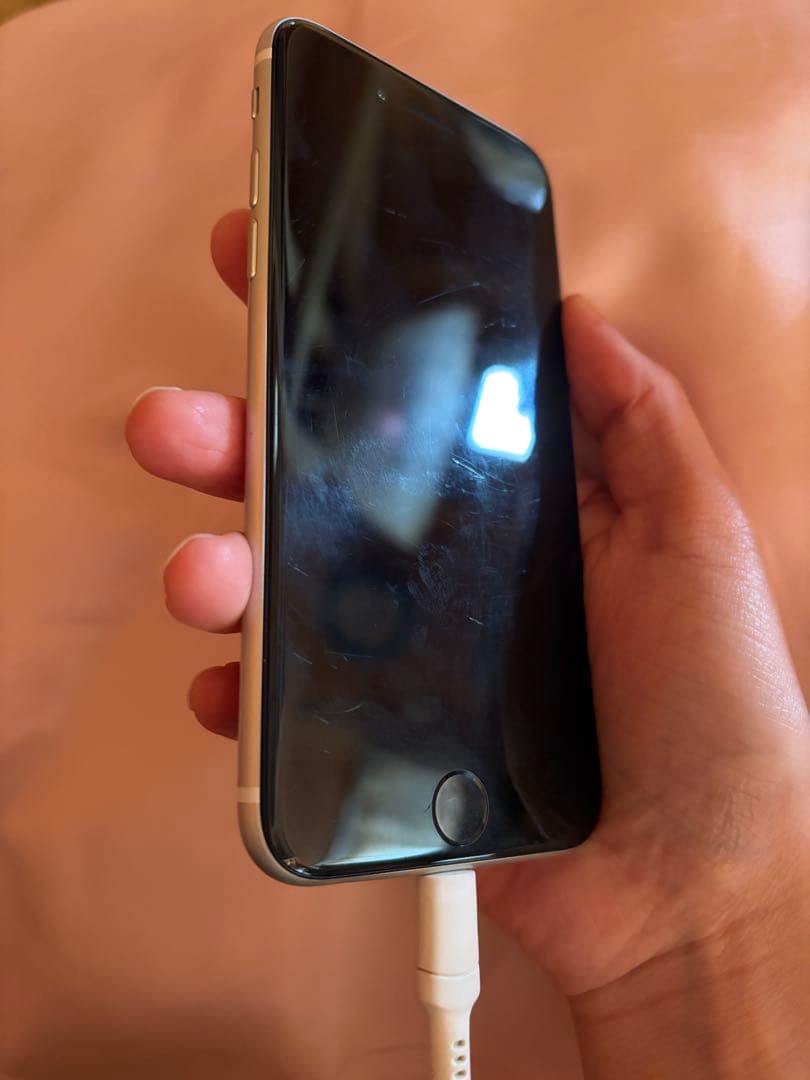 ジャンク】iPhoneSE2 64GB 背面割れ 液晶不具合有 - メルカリ