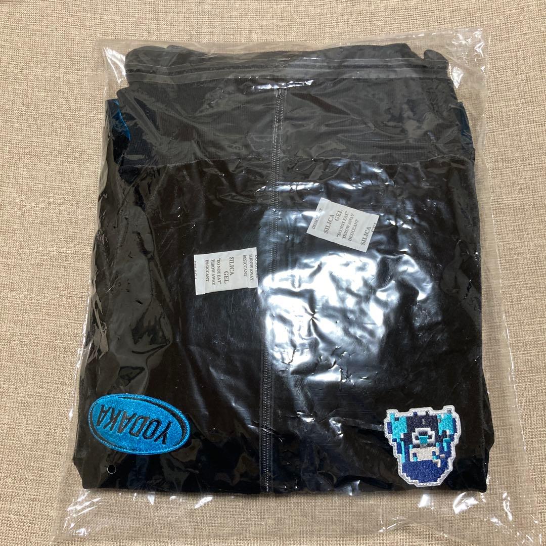 Adoファッショナブル「よだか」トラックジャケット「サイズ大」（ 缶バッジ付 ）