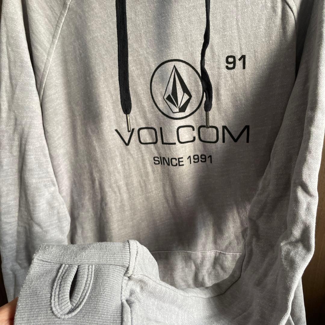 VOLCOM フード付きパーカー グレー - メルカリ