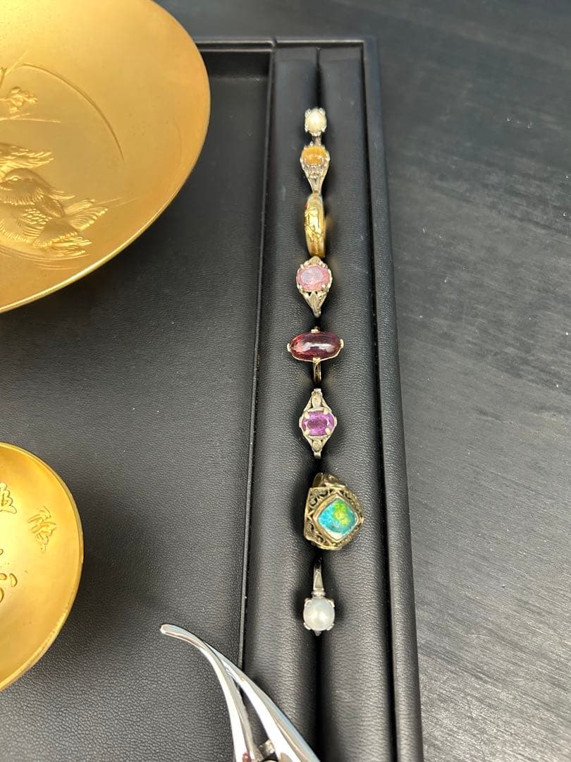 宝石付きリングと金杯セット