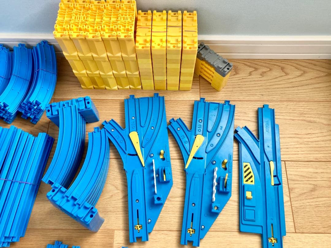 ☆トミカ☆ ▽プラレール 333個 橋脚 踏切 レール 曲線 登坂 大量 大