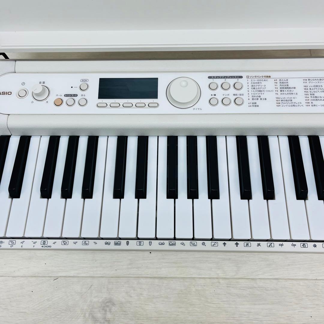 新品同様 CASIO カシオ 電子キーボード LK-526 光ナビゲーション