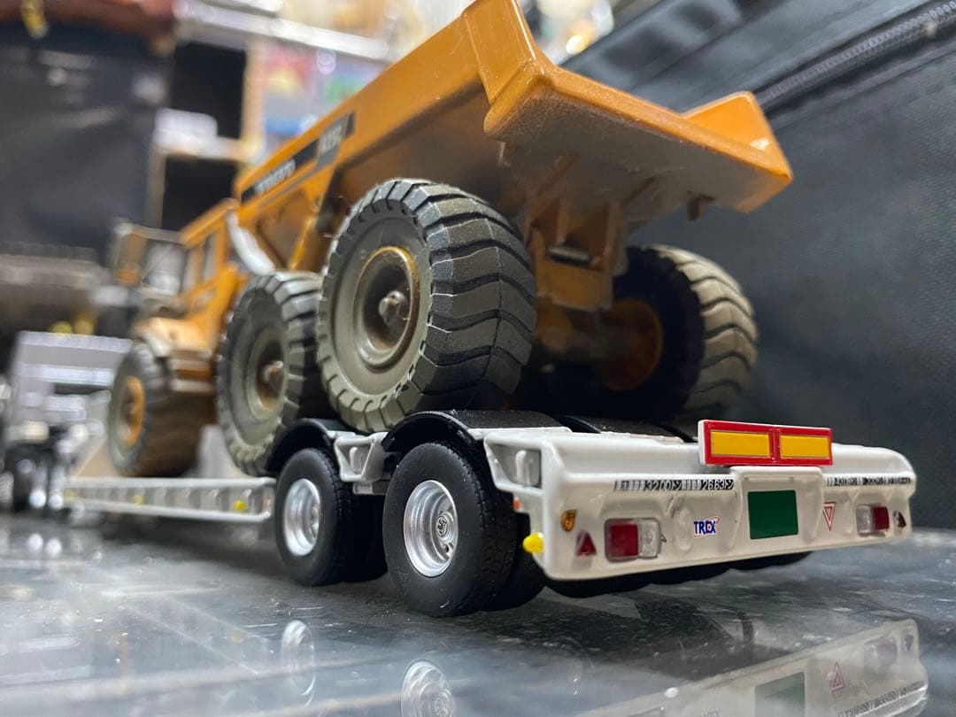 京商 1/43 UDクオン 低床トレーラー ボルボアキュレートダンプセット