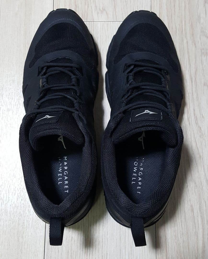 【完売品】マーガレット・ハウエル×ミズノ スニーカー 黒 防水 27.5cm