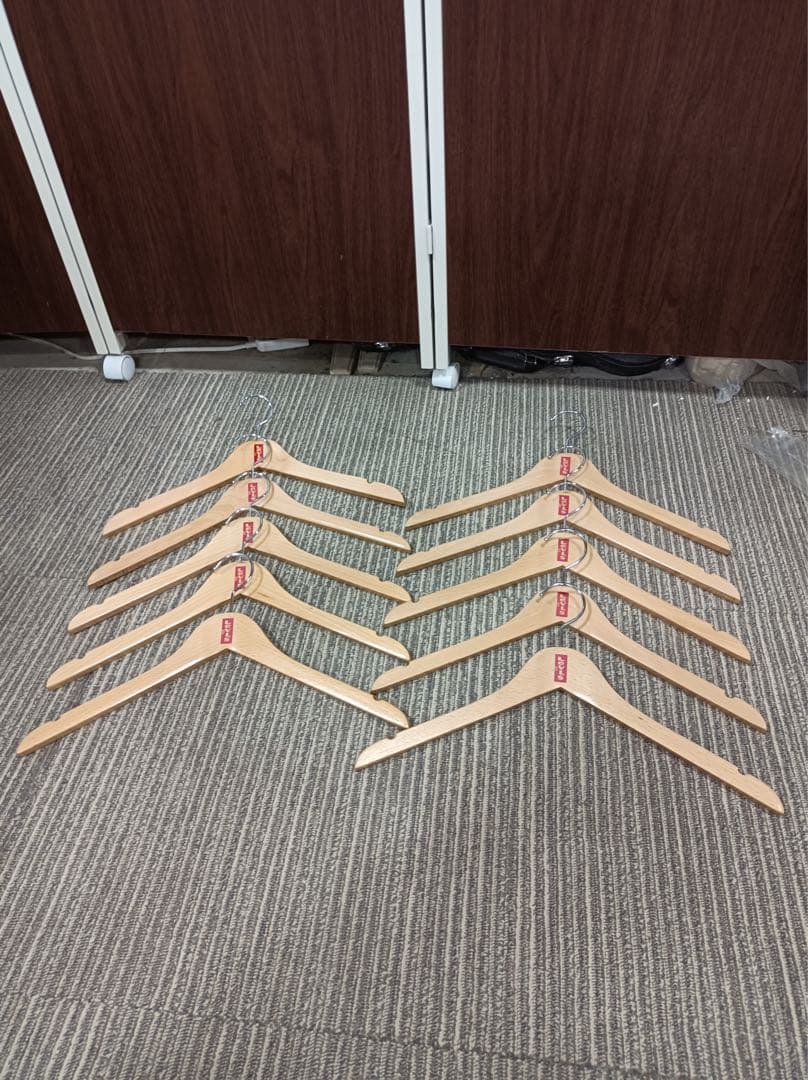 八6098【美品】Levis リーバイス 木製ハンガー10本セット - メルカリ