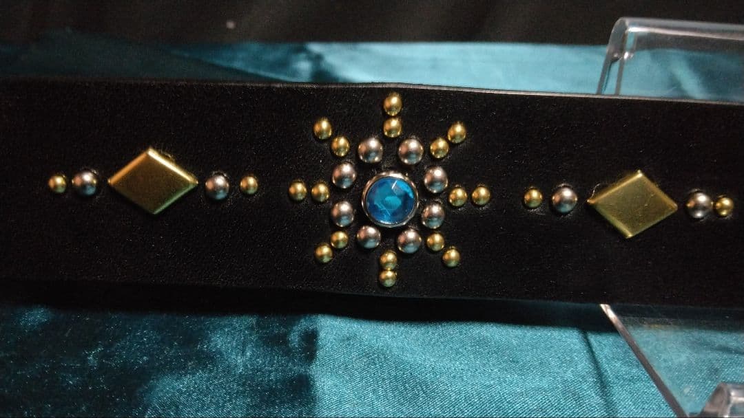 栃木レザー スタッズベルト ブラックアクリルアクアブルー - メルカリ