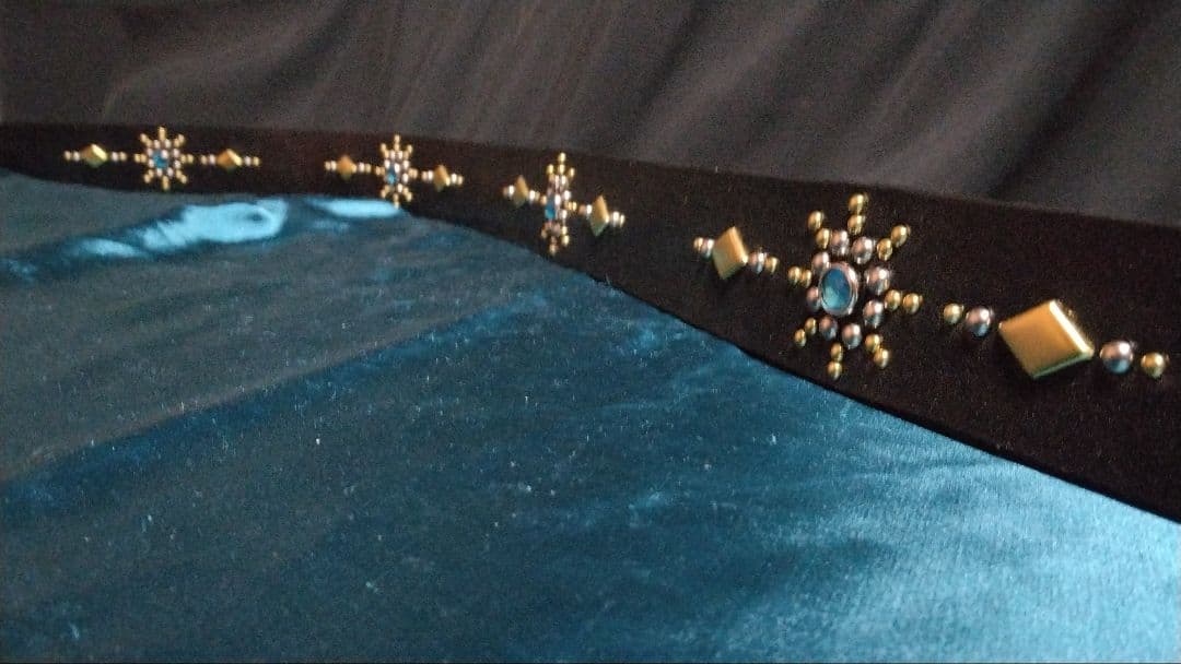 栃木レザー スタッズベルト ブラックアクリルアクアブルー - メルカリ