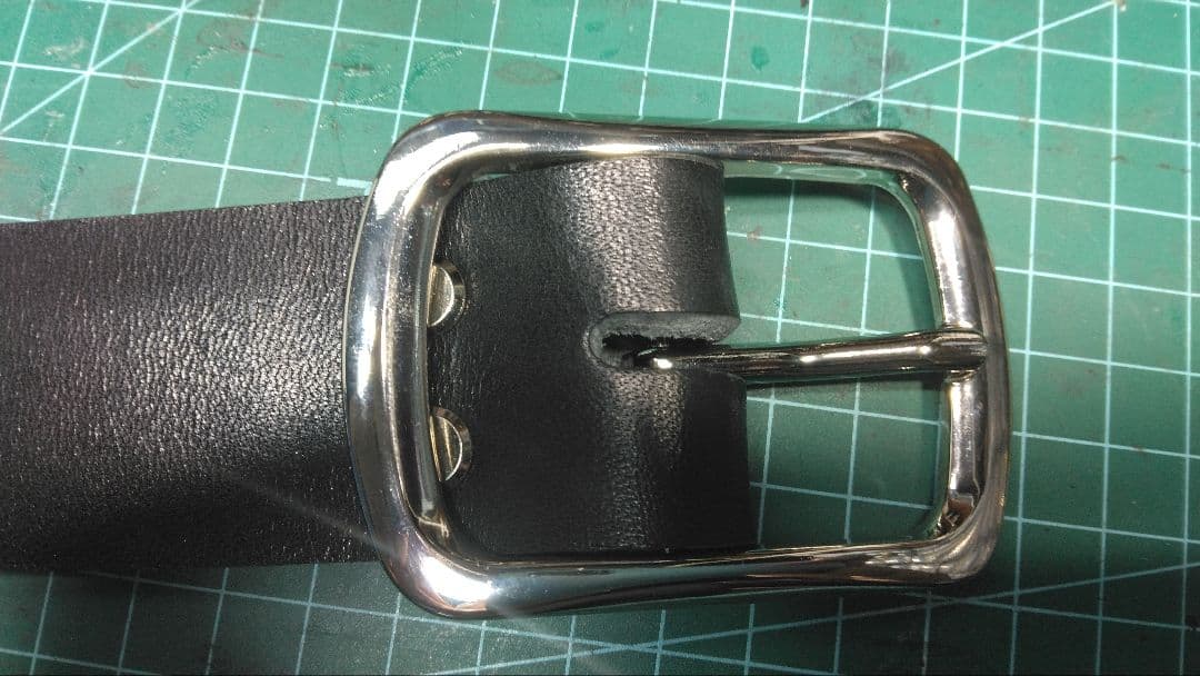 栃木レザー スタッズベルト ブラックアクリルアクアブルー - メルカリ