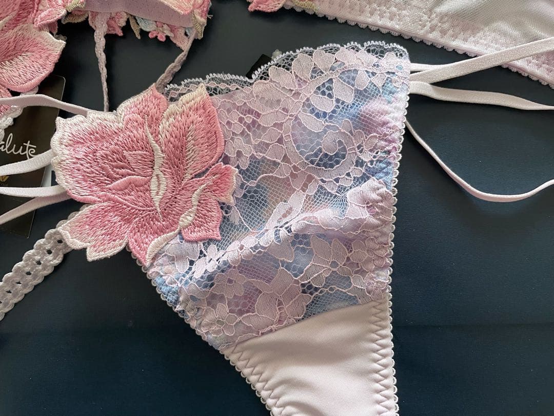 サルート E70/M 3点セット PU パリ - メルカリ