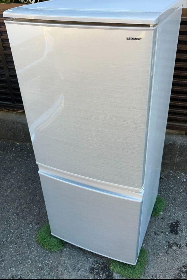 シャープ冷凍冷蔵庫　137L 横縞模様付け替えどっちもドアLED照明2018年製 中古 137L つけかえどっちもドア 2ドア冷蔵庫 シャープ 2018年～2019年
