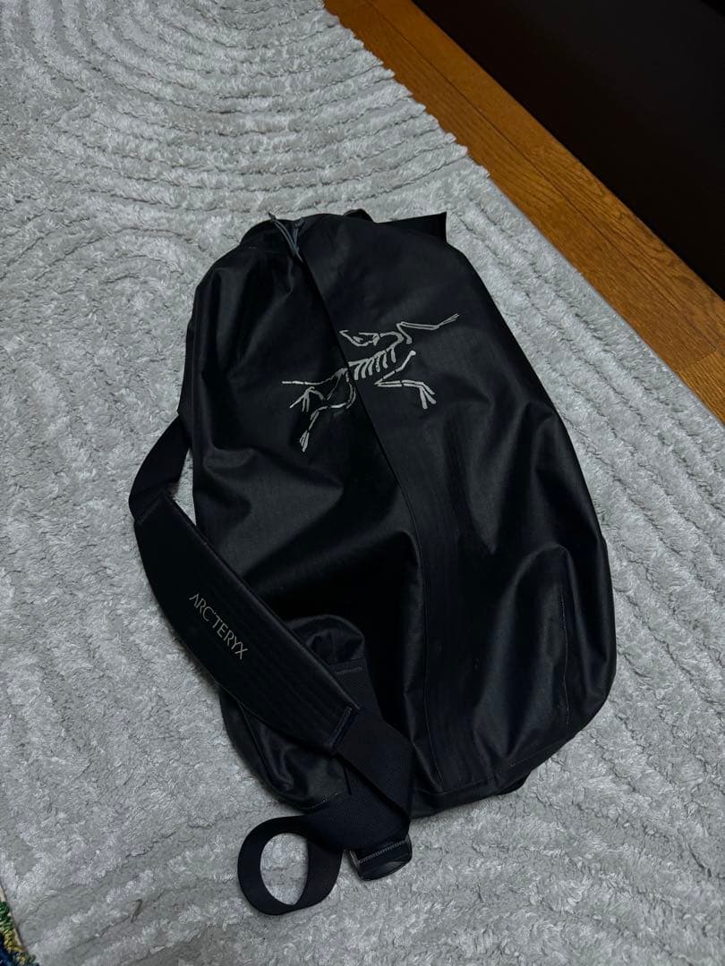 美品】ARC'TERYX Carrier Duffel 35 - メルカリ