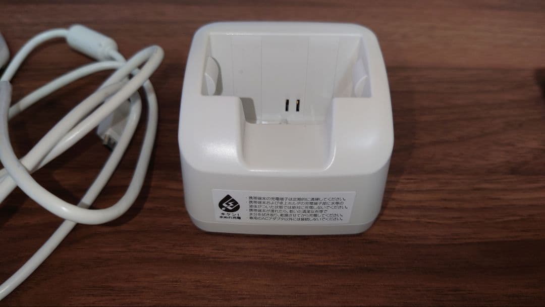 docomo らくらくホン F-01M ホワイト※充電器・充電スタンド付き - メルカリ