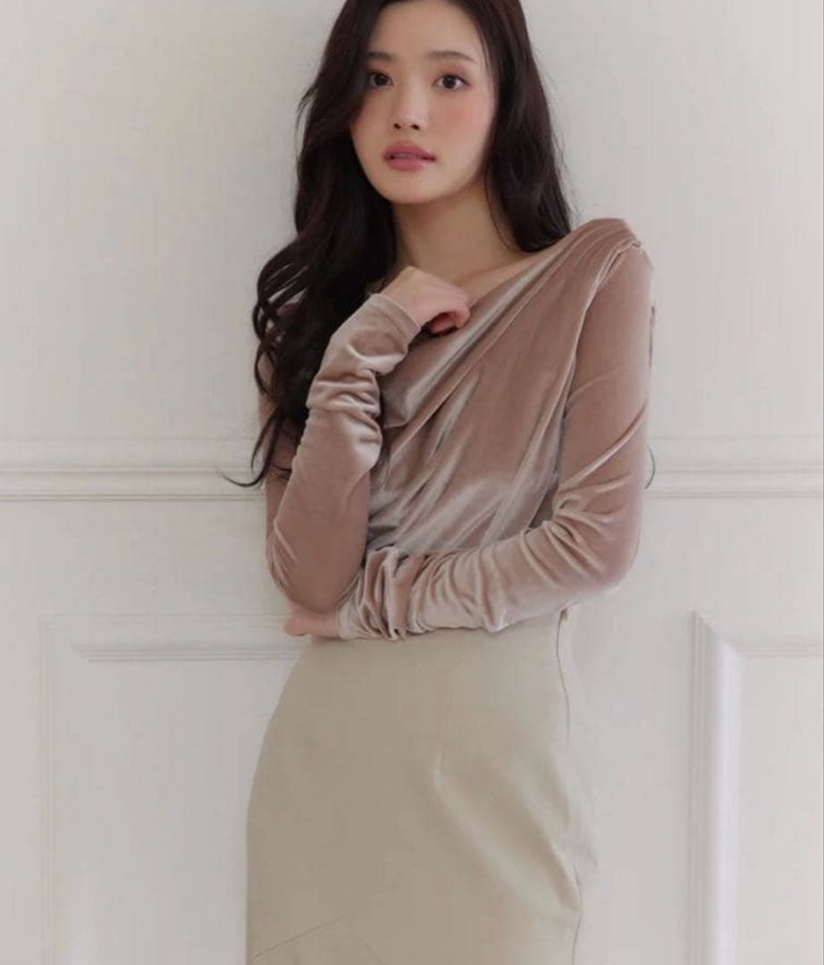 ポローラ グロッシーベロアドレープ トップス ピンク - メルカリ