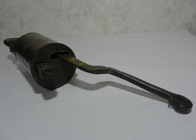 珍しい円筒状の李朝の骨董錠前（長さ２２ｃｍ、重さ５２０ｇ）