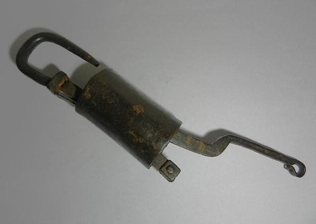 珍しい円筒状の李朝の骨董錠前（長さ２２ｃｍ、重さ５２０ｇ）