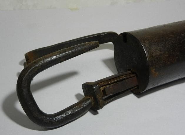 珍しい円筒状の李朝の骨董錠前（長さ２２ｃｍ、重さ５２０ｇ）