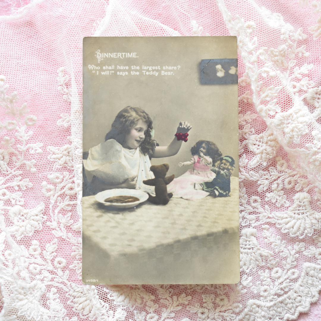 アンティークポストカード　少女とベアとお人形のディナータイム アンティークポストカード お人形をあやす美しいドレスの少女 P002