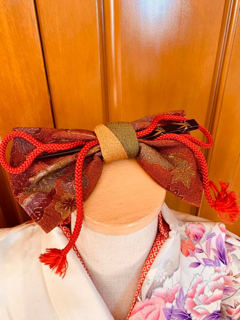 ハーフ成人式や百人一首大会 卒業式などに 十二単の女の人の振袖と袴の