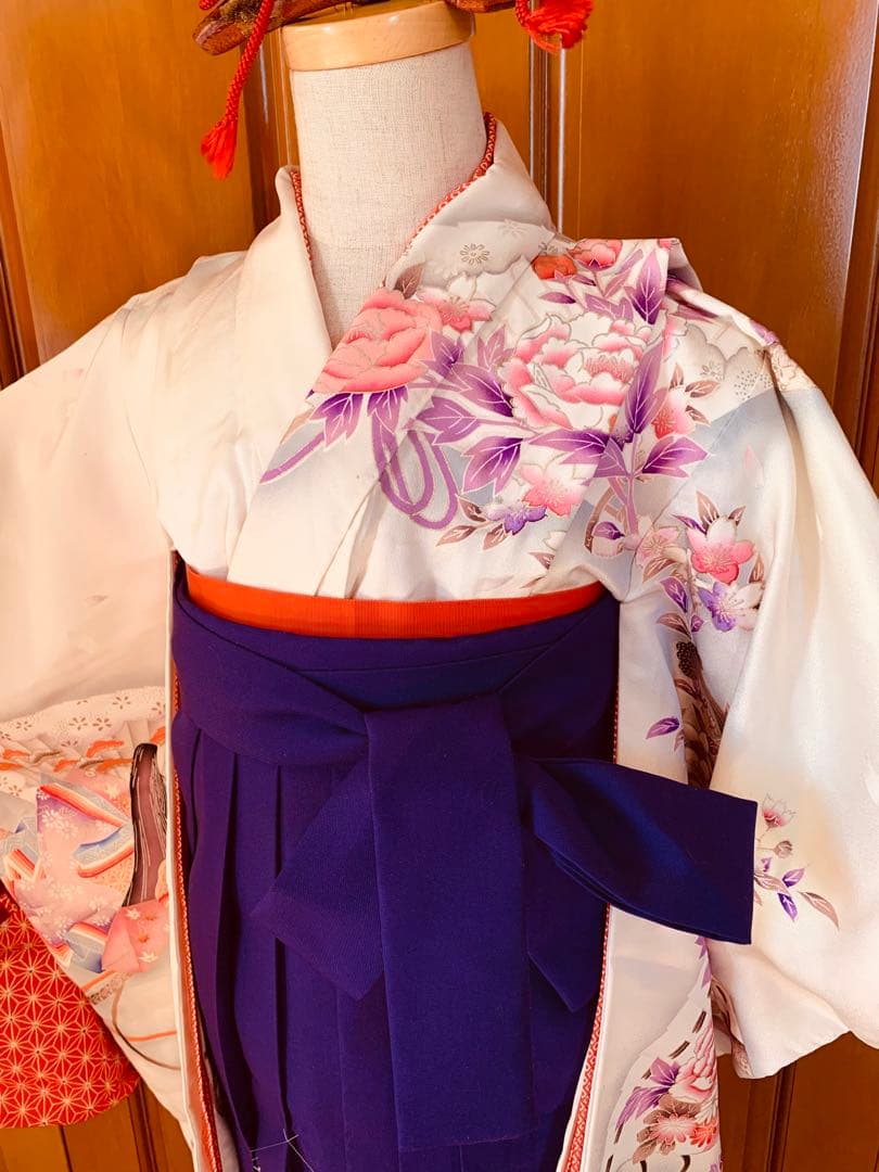 ハーフ成人式や百人一首大会 卒業式などに 十二単の女の人の振袖と袴の