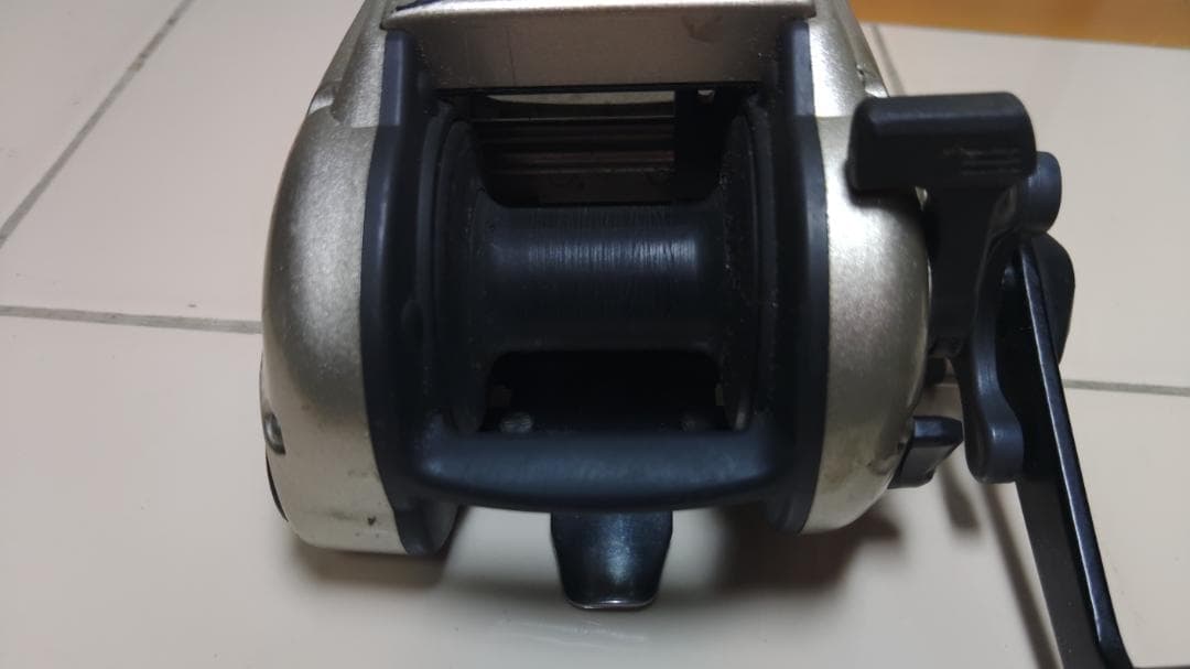 初売り最終】シマノ 電動リール3000H(破損有) &1000EV ＋竿置き - メルカリ