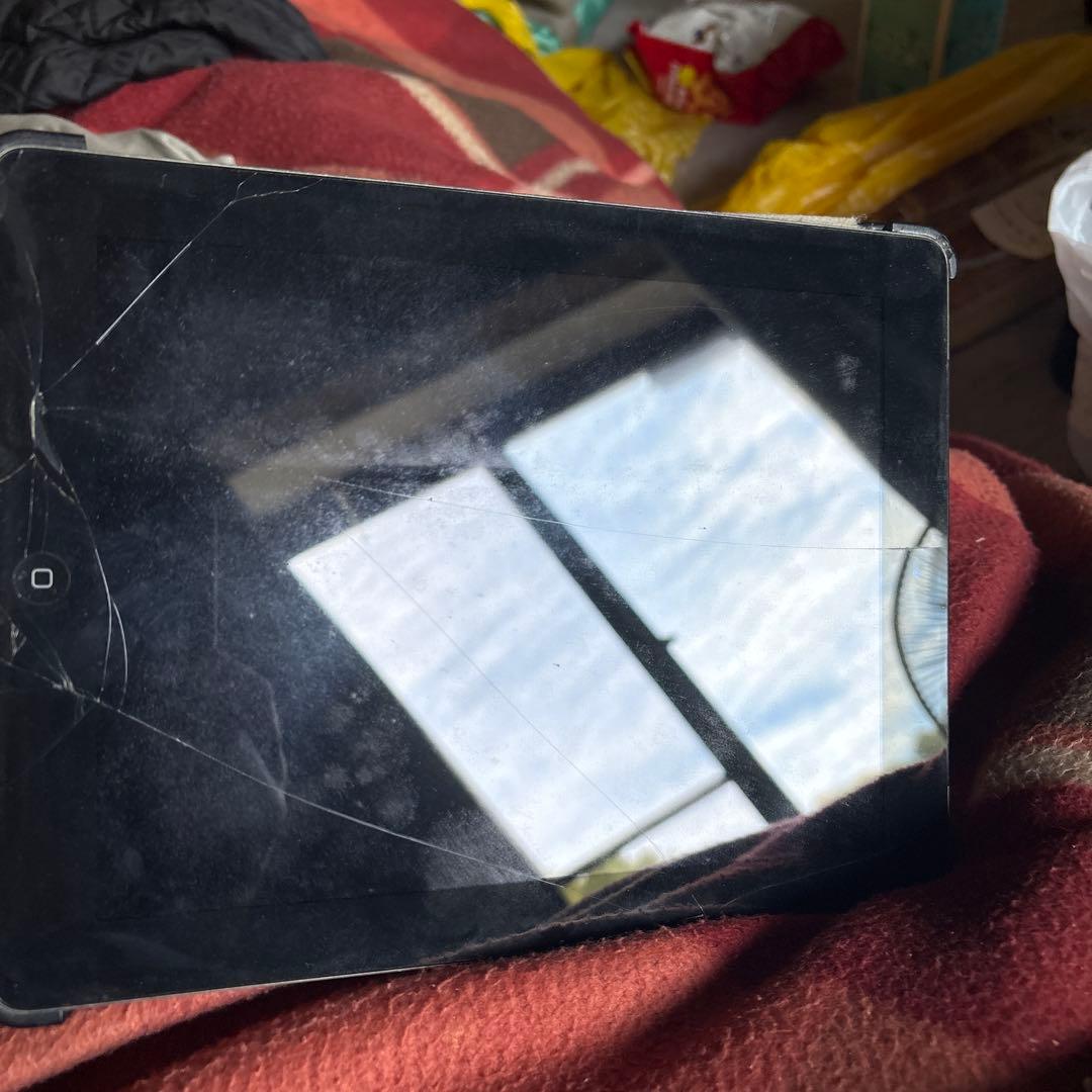 iPad 本体 ひび割れあり iPad 8 の画面が全体的にひび割れて破片が飛び散っている状態を