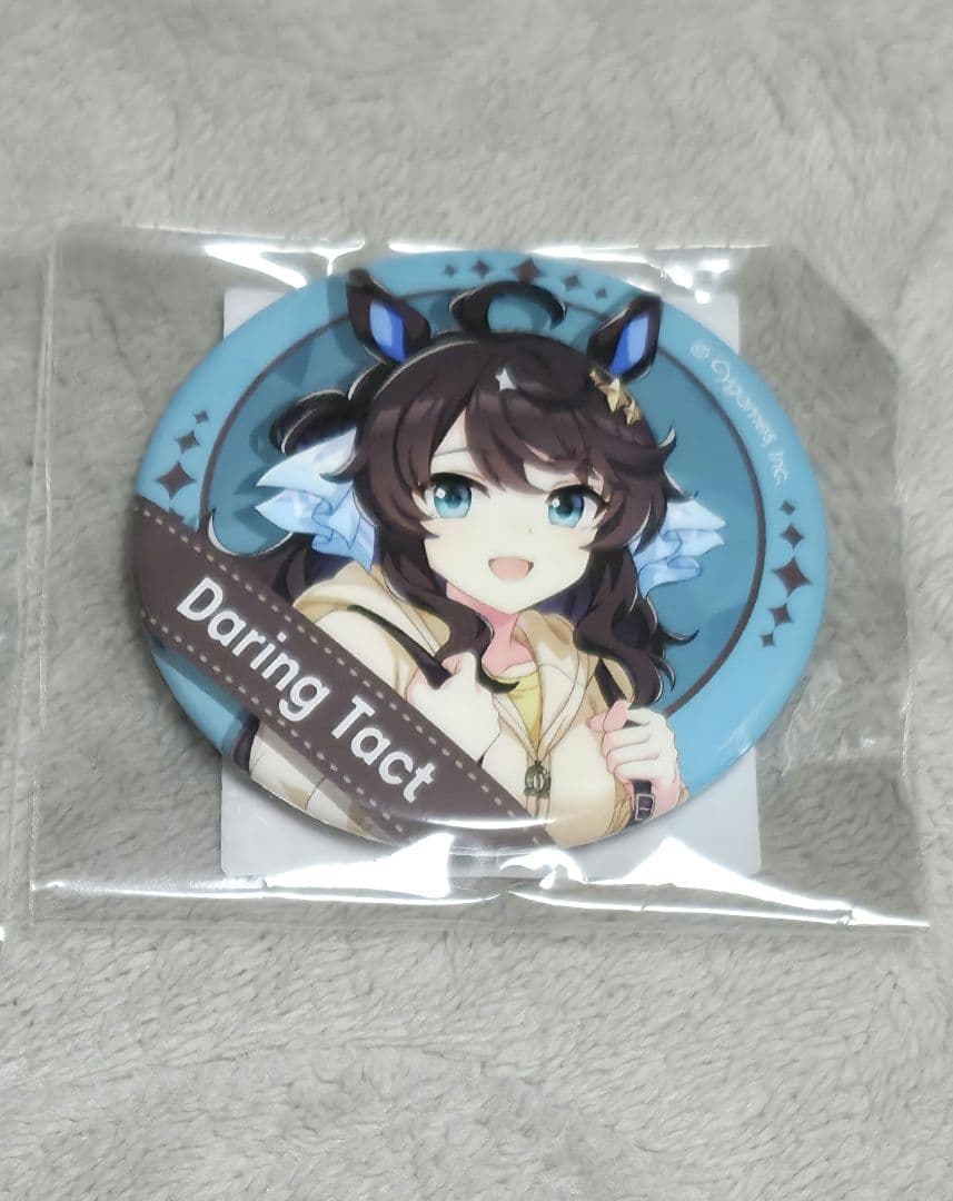 デアリングタクト 缶バッジ（新千歳空港） - メルカリ