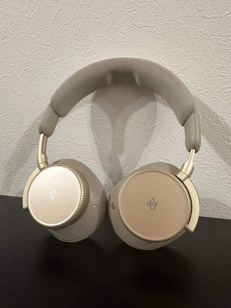 B&O H100_1ワイヤレスヘッドホン ゴールド Beoplay H100 – Dolby Atmosに最適化されたヘッドフォン | B&O