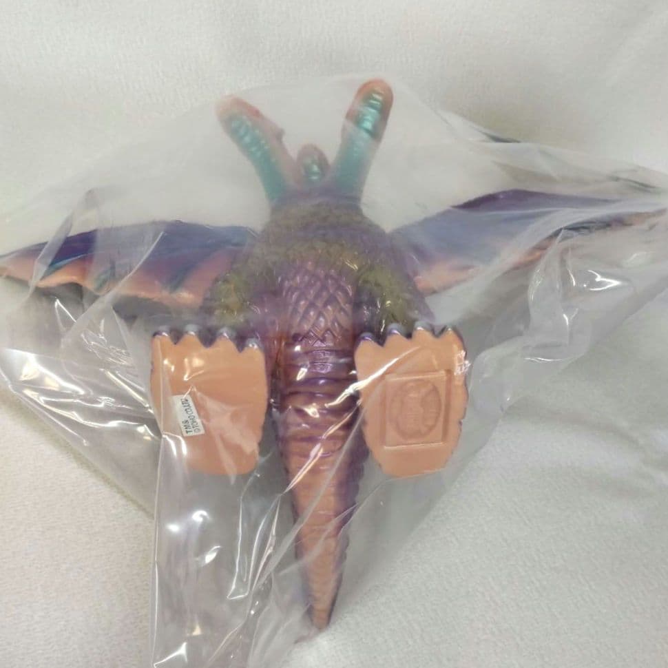 新品未開封〉ブルマァク復刻 キングギドラ 肌色成型パープル塗装