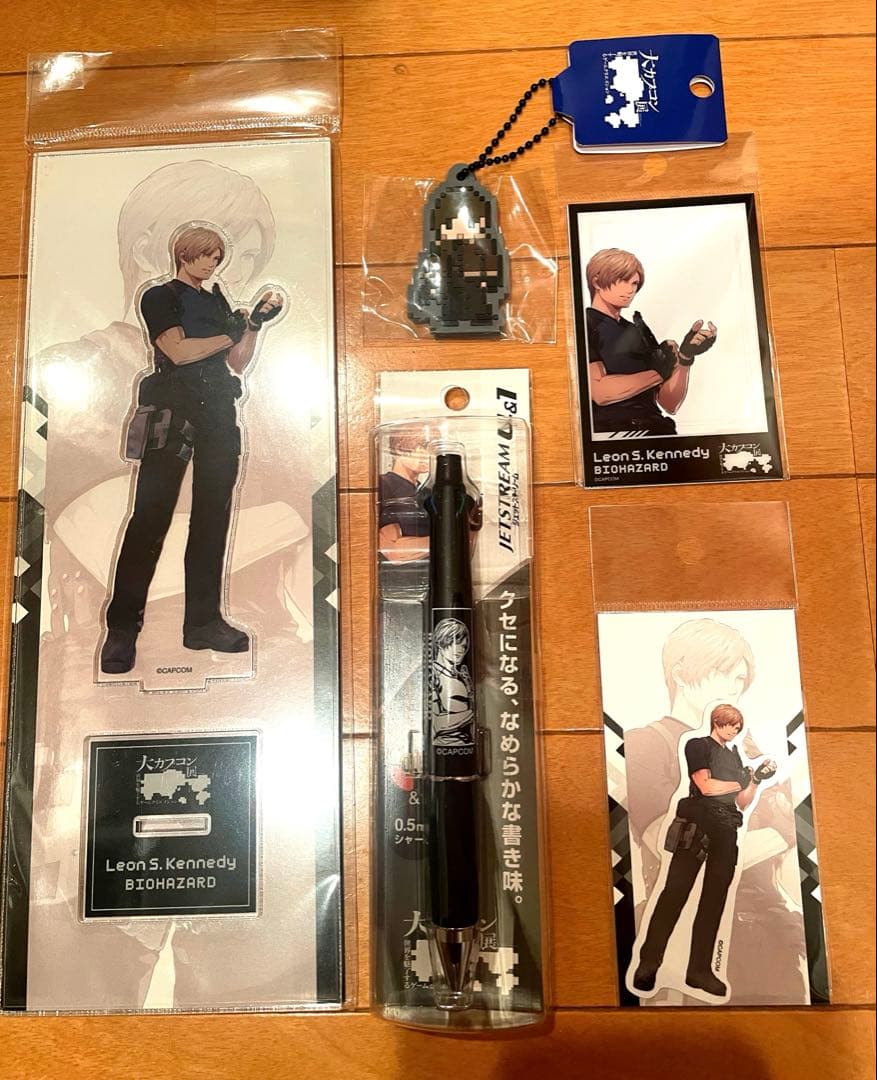 大カプコン展 バイオハザード レオン 5点 アクスタ ステッカー ボールペン 他 大カプコン展 バイオハザード レオン 5点 アクスタ ステッカー