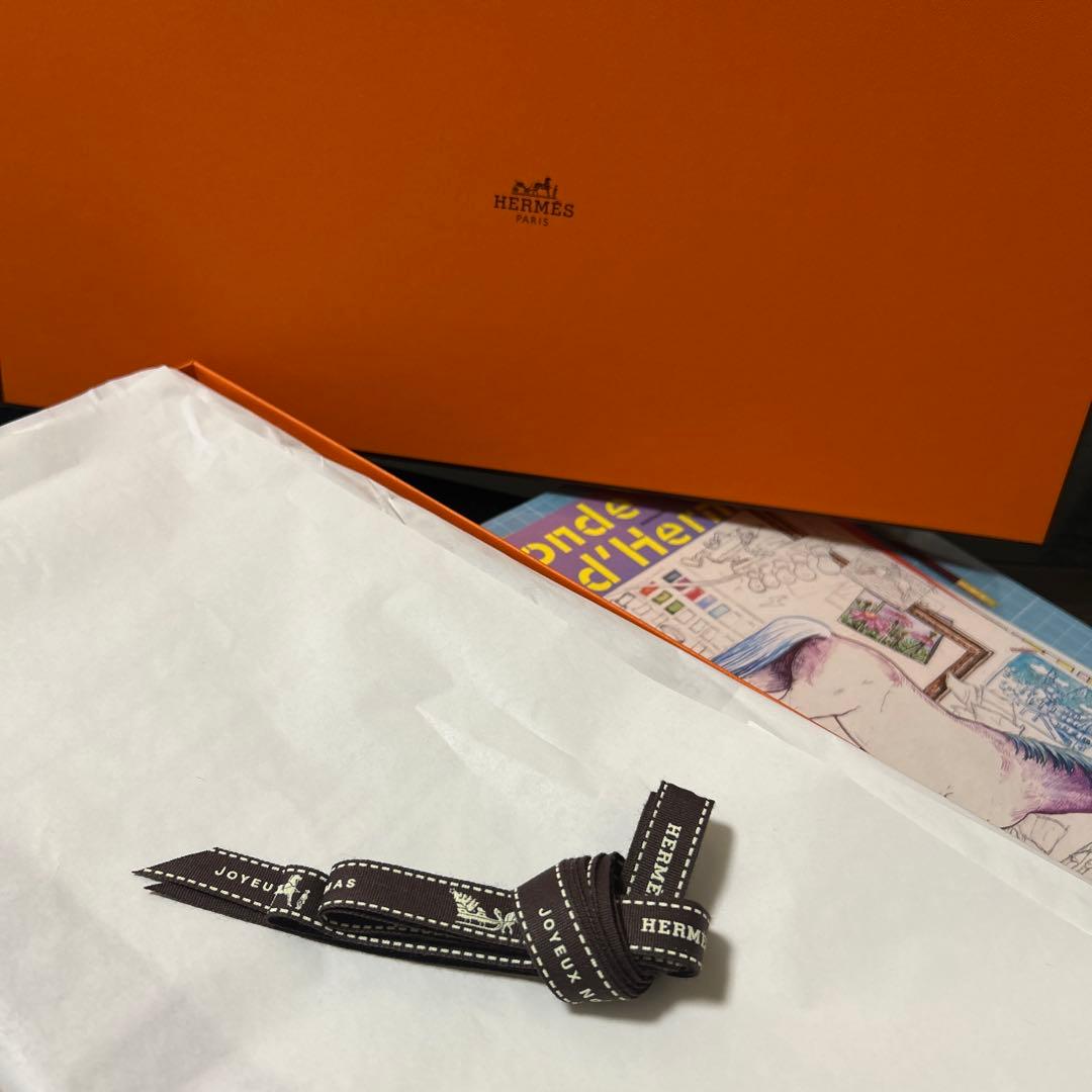 エルメス 2025AW カレジェアン《シュヴァル・ドゥ・クール・バンダナ》白×黒