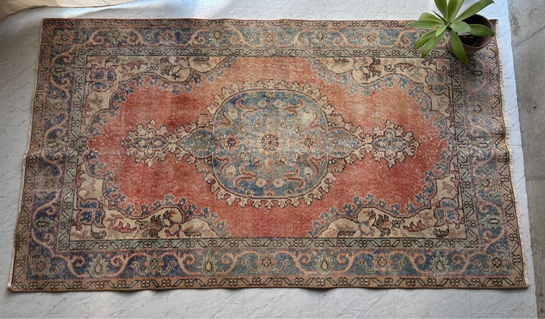 1970s トルコヴィンテージラグ 208×117㎝ - メルカリ