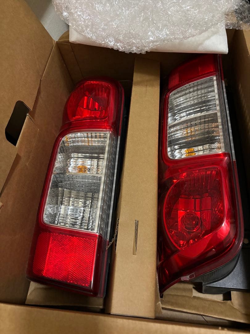 キャラバン　NV 350 純正テールランプ　　　左右　送料サービス￼ 日産（NISSAN） キャラバン NV350 テールランプ 左右セット E26系 純正