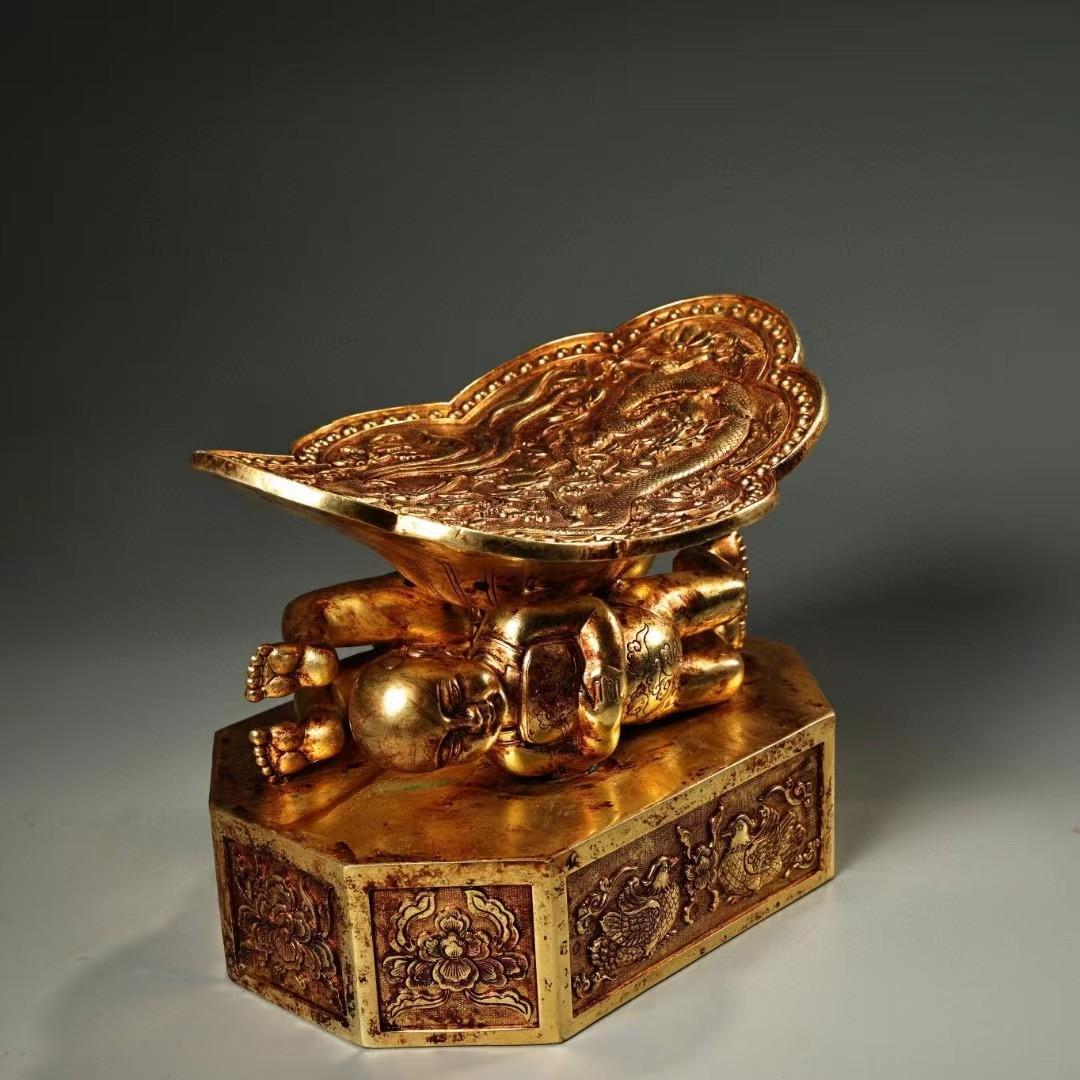 中国古美術・珍品旧蔵・鎏金童子龍鳳枕・鏨刻鎏金・純銅製・高浮彫・箱