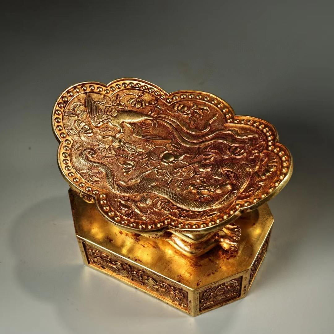 中国古美術・珍品旧蔵・鎏金童子龍鳳枕・鏨刻鎏金・純銅製・高浮彫・箱