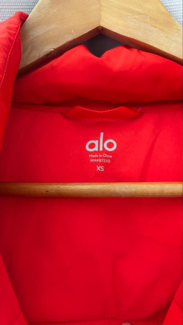 alo フード付きダウンジャケット XS レッド - メルカリ