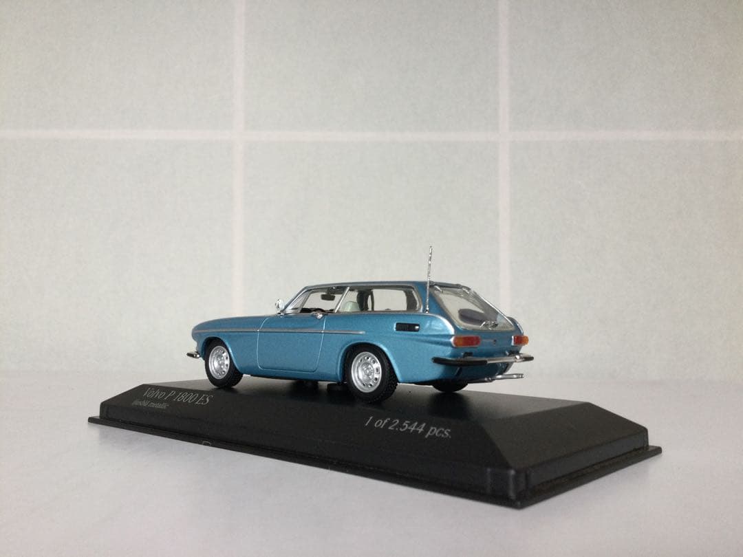 ミニチャンプス Volvo P 1800 ES（1971）アイスブルーメタリック