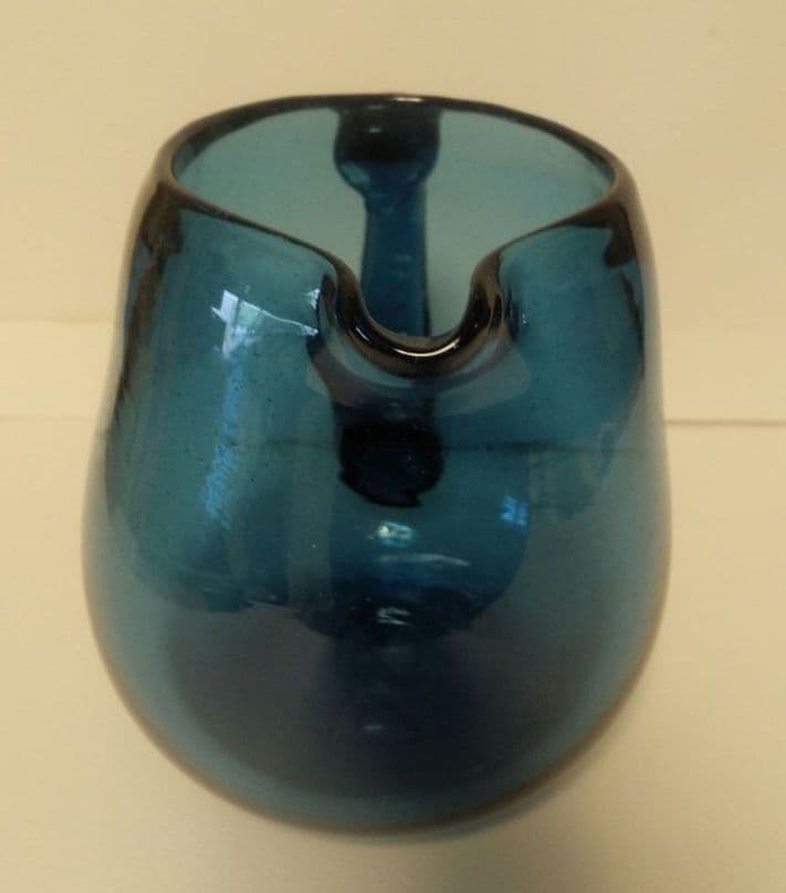 安土忠久さんの大きな藍色ピッチャーです。これから大活躍の季節。