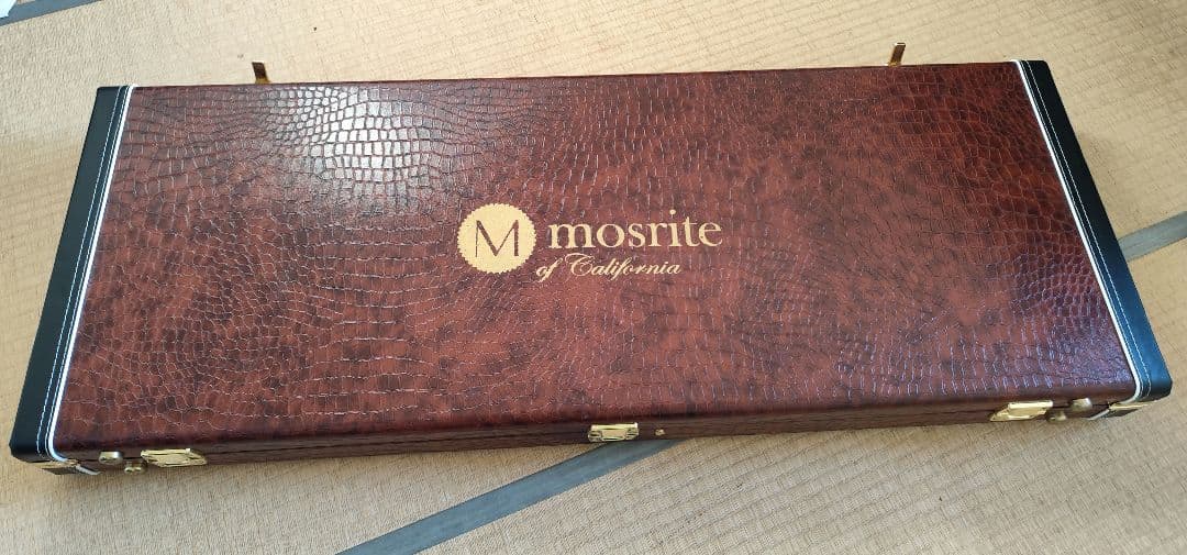 モズライトエレキギターパール ホワイト ハードケース。モズライト