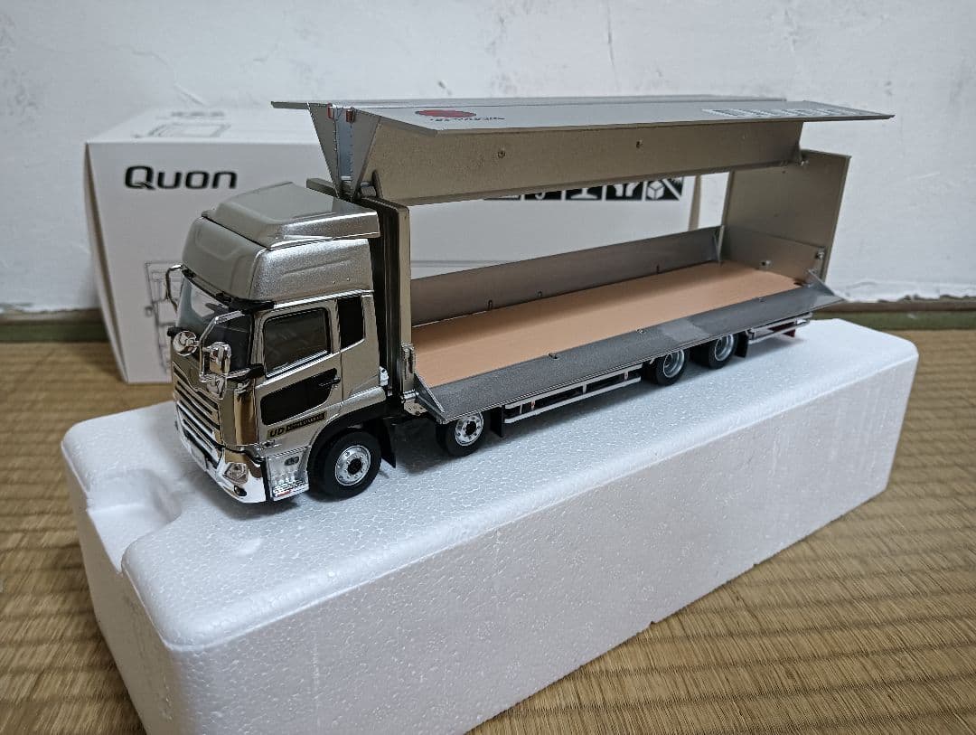 UDクオントラック 1/43スケール シルバー