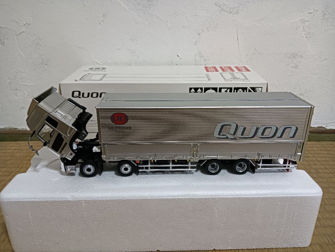 UDクオントラック 1/43スケール シルバー