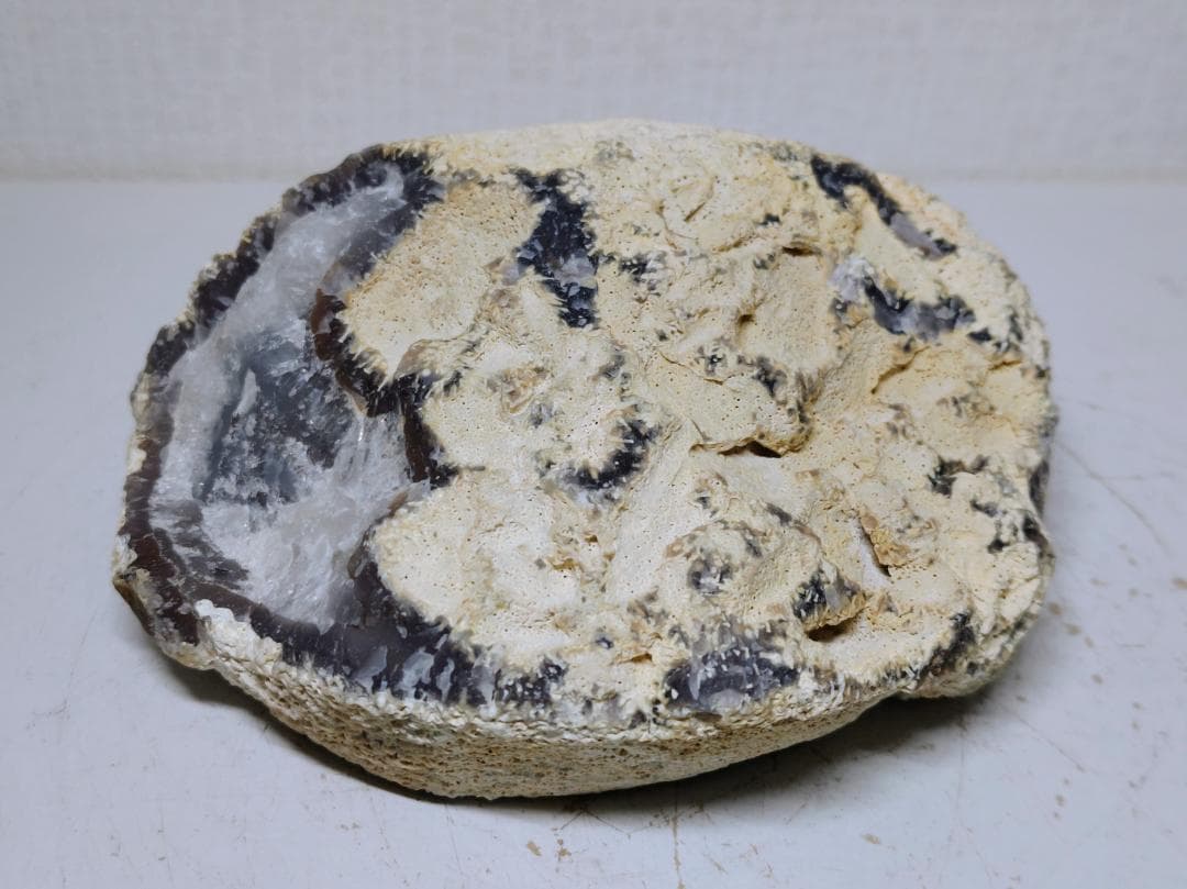 瑪瑙 1.9kg メノウ 原石 鑑賞石 自然石 誕生石 水石 鉱物 宝石 置石