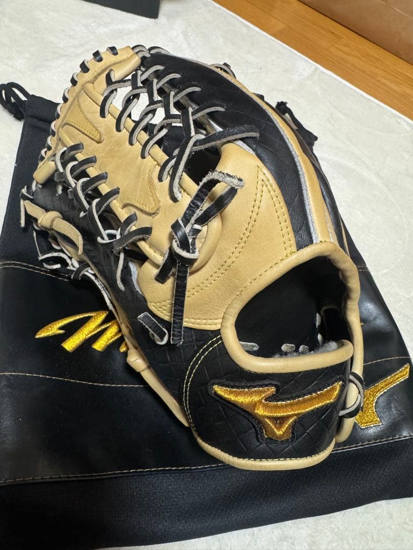 ミズノプロ　限定型押しレザー　軟式左外野用 ミズノプロ限定皮革シリーズ - 革がわかれば、グラブが広がる。｜野球