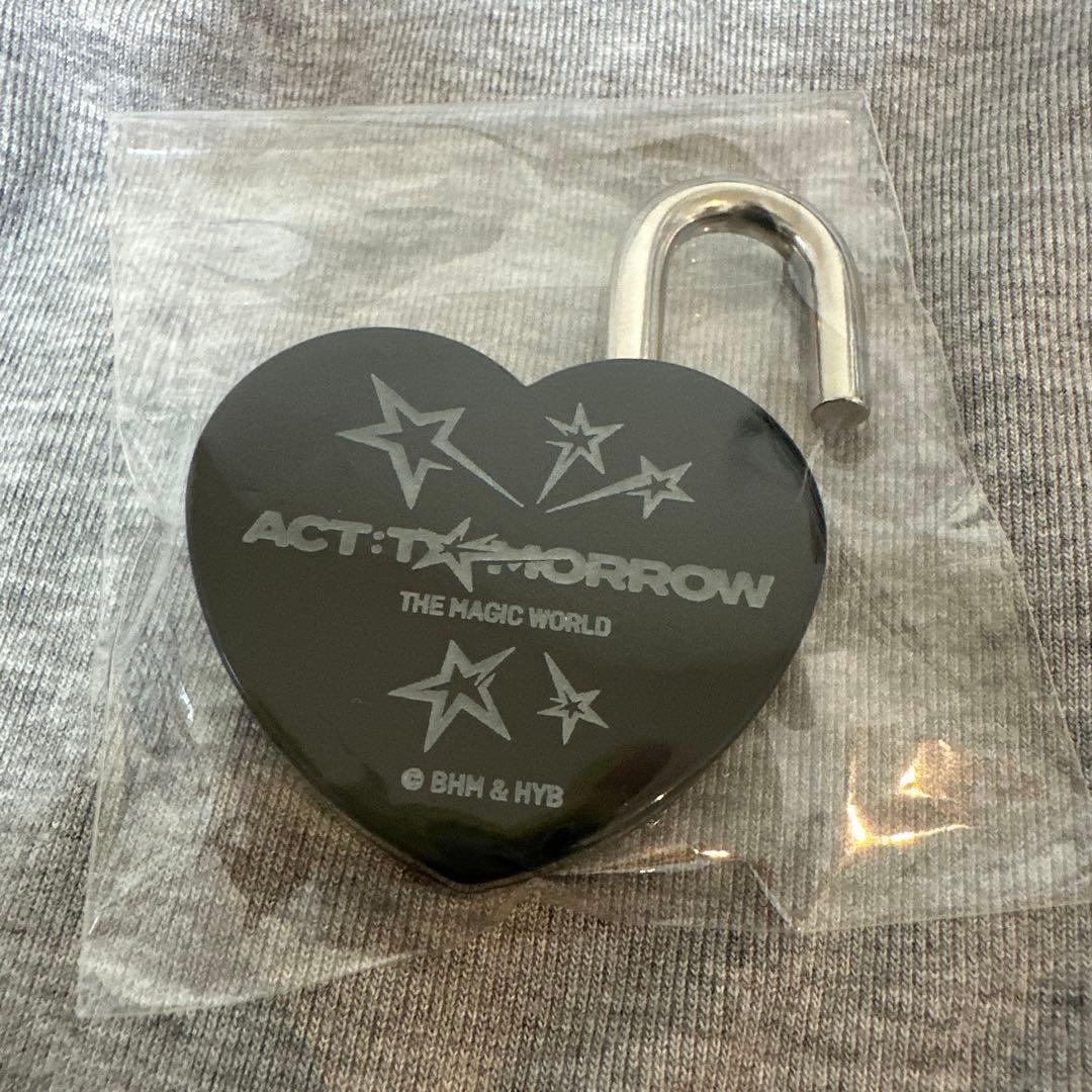 TXT トゥバ 梅田スカイビル 空中庭園 ハートロック - メルカリ