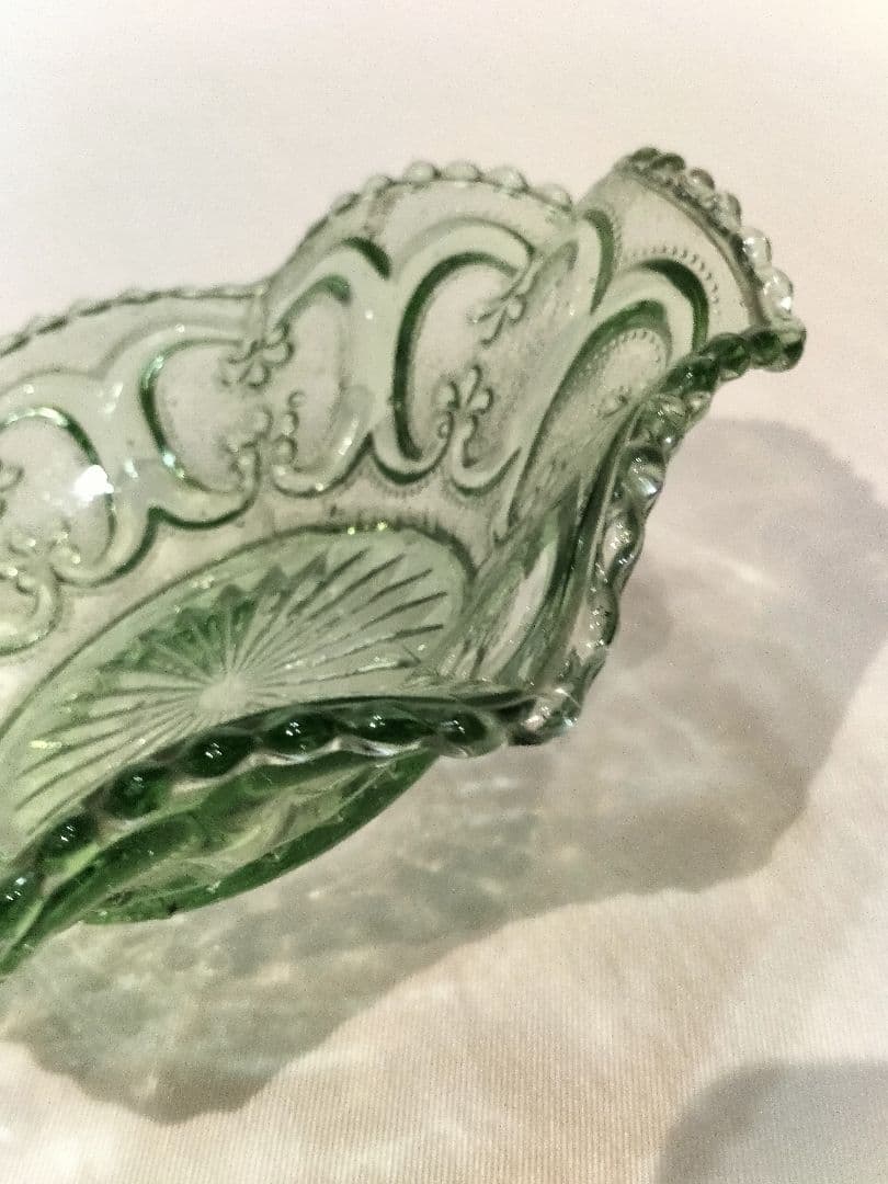 フリルガラス プレスガラス 骨董品 グリーン 緑 昭和初期 - メルカリ