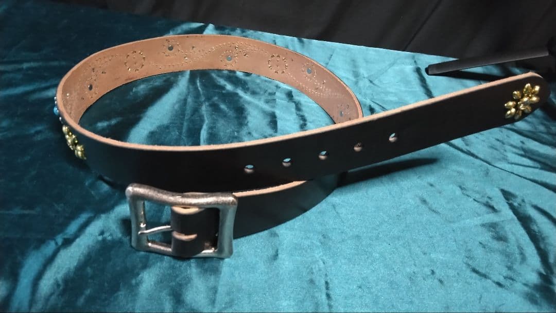 昭南ベンズレザーツタ＆フラワースタッズベルト ニッケル＆ブラス