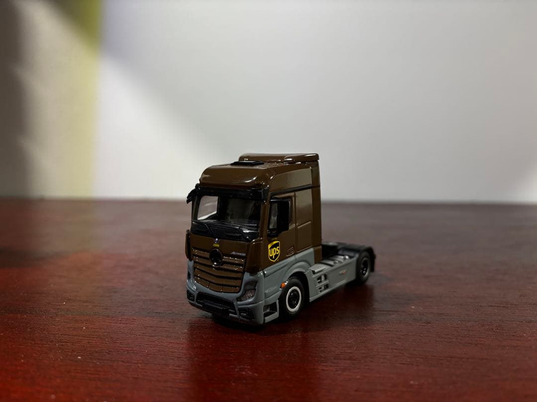 MINIGT No.705 UPSアクトロストラック&UPSフィギュアセット - メルカリ