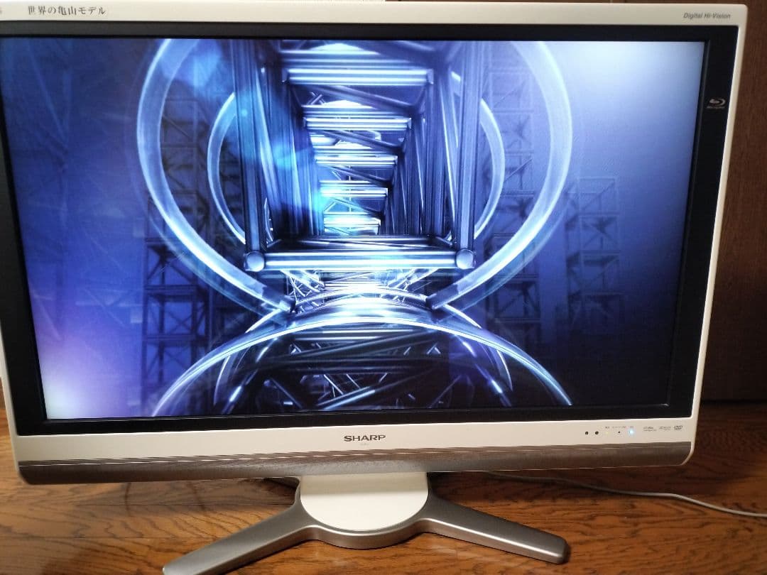 SHARP AQUOS 液晶テレビ 37本体 ホワイトボディ世界の亀山工場 - メルカリ