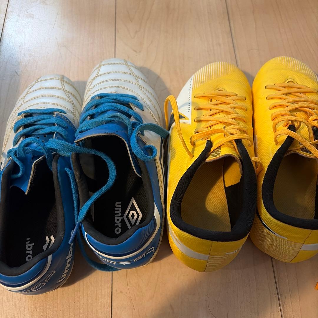 Umbro サッカーシューズ 2足セット 21.5cm と22cm - メルカリ